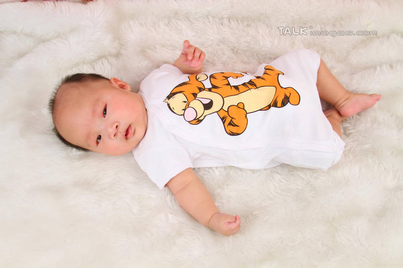 东方人,婴儿,儿童,一个人,躺,伸展双臂,横图,俯视,室内,白天,背景,婴儿服装,纯洁,地毯,亚洲,仅一个人,服装,装饰,编织,手工艺品,织物,注视,黄种人,小孩,衣服,工艺品,观察,看,可爱,摄影,服饰,活泼,影棚,观看,华丽,修饰,点缀,察看,衣着,穿着,关注,宝宝,纯真,烂漫,无邪,衬托,美观,雅致,雅观,衣饰,卧着,伶俐,天真,亚洲人,孩子,敞开双臂,伸开双臂,躺着,卧,展开双肩,张开手臂,张开双臂,布景,彩图,高角度拍摄,全身,影棚拍摄,婴儿服,拍摄,shsc1