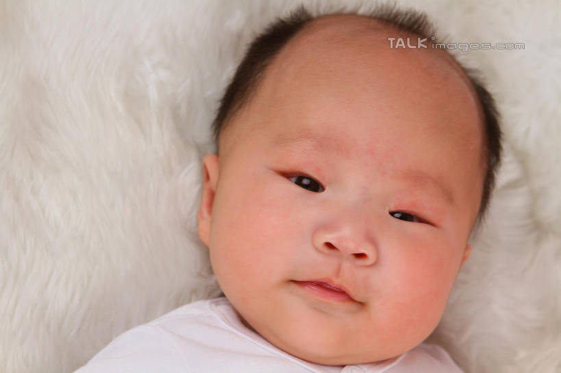 东方人,婴儿,儿童,脸,头,脸颊,一个人,躺,横图,俯视,室内,特写,白天,背景,婴儿服装,纯洁,地毯,亚洲,仅一个人,服装,装饰,编织,手工艺品,织物,注视,黄种人,小孩,衣服,工艺品,观察,看,可爱,摄影,服饰,活泼,影棚,观看,华丽,修饰,点缀,察看,衣着,穿着,关注,宝宝,纯真,烂漫,无邪,衬托,美观,雅致,雅观,衣饰,卧着,伶俐,天真,亚洲人,孩子,头部,脸部,脸蛋,面部,躺着,卧,半身,布景,彩图,高角度拍摄,影棚拍摄,婴儿服,拍摄,shsc1