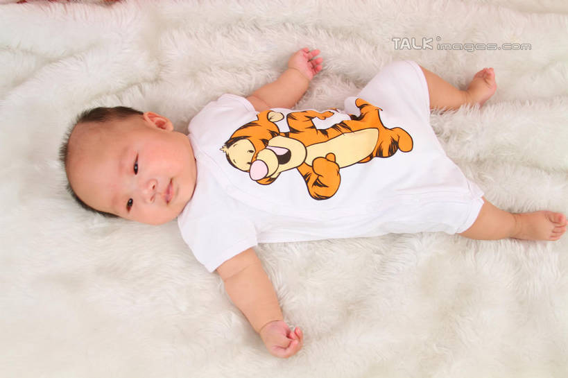 东方人,婴儿,儿童,一个人,躺,伸展双臂,横图,俯视,室内,白天,背景,婴儿服装,纯洁,地毯,亚洲,仅一个人,服装,装饰,编织,手工艺品,织物,注视,黄种人,小孩,衣服,工艺品,观察,看,可爱,摄影,服饰,活泼,影棚,观看,华丽,修饰,点缀,察看,衣着,穿着,关注,宝宝,纯真,烂漫,无邪,衬托,美观,雅致,雅观,衣饰,卧着,伶俐,天真,亚洲人,孩子,敞开双臂,伸开双臂,躺着,卧,展开双肩,张开手臂,张开双臂,布景,彩图,高角度拍摄,全身,影棚拍摄,婴儿服,拍摄,shsc1