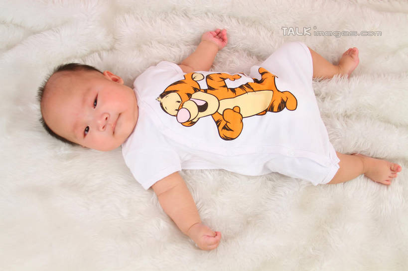 东方人,婴儿,儿童,一个人,躺,伸展双臂,横图,俯视,室内,白天,背景,婴儿服装,纯洁,地毯,亚洲,仅一个人,服装,装饰,编织,手工艺品,织物,注视,黄种人,小孩,衣服,工艺品,观察,看,可爱,摄影,服饰,活泼,影棚,观看,华丽,修饰,点缀,察看,衣着,穿着,关注,宝宝,纯真,烂漫,无邪,衬托,美观,雅致,雅观,衣饰,卧着,伶俐,天真,亚洲人,孩子,敞开双臂,伸开双臂,躺着,卧,展开双肩,张开手臂,张开双臂,布景,彩图,高角度拍摄,全身,影棚拍摄,婴儿服,拍摄,shsc1