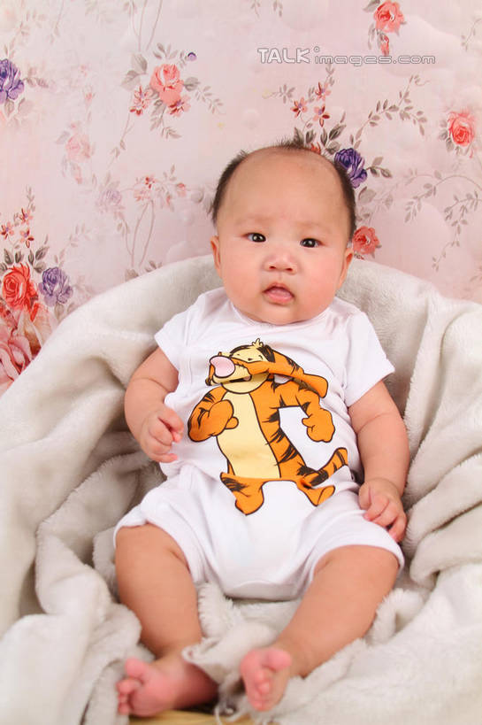 东方人,婴儿,儿童,一个人,坐,竖图,室内,白天,背景,正面,婴儿服装,纯洁,沙发,纺织品,亚洲,仅一个人,服装,装饰,毛毯,毯子,注视,黄种人,纺织,小孩,衣服,垫子,观察,看,温暖,可爱,摄影,服饰,活泼,影棚,观看,华丽,修饰,点缀,察看,衣着,穿着,关注,宝宝,布艺沙发,纯真,烂漫,无邪,衬托,美观,雅致,雅观,衣饰,伶俐,天真,亚洲人,孩子,坐着,布景,彩图,全身,影棚拍摄,婴儿服,拍摄,shsc1