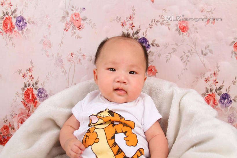 东方人,婴儿,儿童,一个人,坐,横图,室内,白天,背景,正面,婴儿服装,纯洁,沙发,纺织品,亚洲,仅一个人,服装,装饰,毛毯,毯子,注视,黄种人,纺织,小孩,衣服,垫子,观察,看,温暖,可爱,摄影,服饰,活泼,影棚,观看,华丽,修饰,点缀,察看,衣着,穿着,关注,宝宝,布艺沙发,纯真,烂漫,无邪,衬托,美观,雅致,雅观,衣饰,伶俐,天真,亚洲人,孩子,坐着,半身,布景,彩图,影棚拍摄,婴儿服,拍摄,shsc1