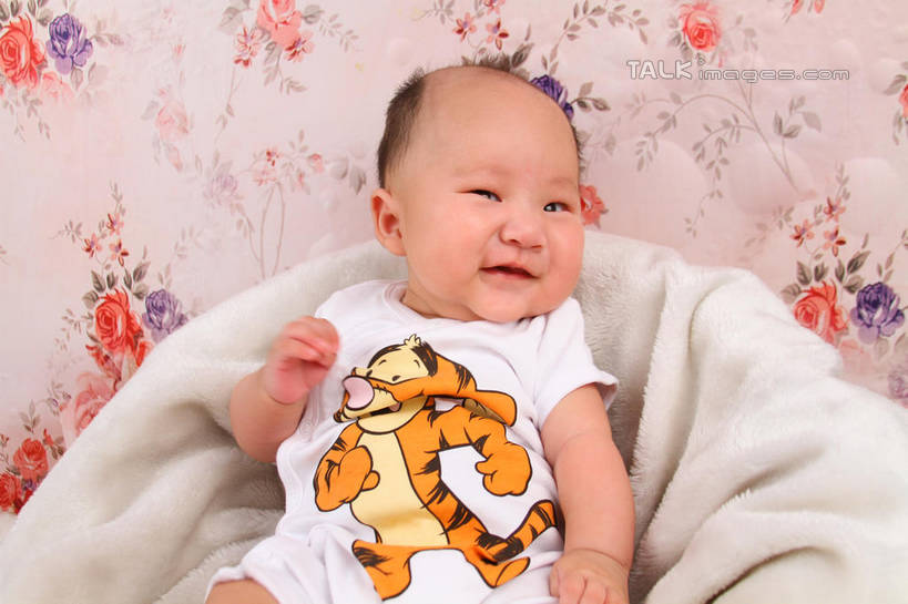 东方人,婴儿,儿童,一个人,坐,横图,室内,白天,背景,正面,婴儿服装,纯洁,沙发,纺织品,亚洲,仅一个人,服装,装饰,毛毯,毯子,注视,黄种人,纺织,小孩,衣服,垫子,观察,看,温暖,可爱,摄影,服饰,活泼,影棚,观看,华丽,修饰,点缀,察看,衣着,穿着,关注,宝宝,布艺沙发,纯真,烂漫,无邪,衬托,美观,雅致,雅观,衣饰,伶俐,天真,亚洲人,孩子,坐着,半身,布景,彩图,影棚拍摄,婴儿服,拍摄,shsc1