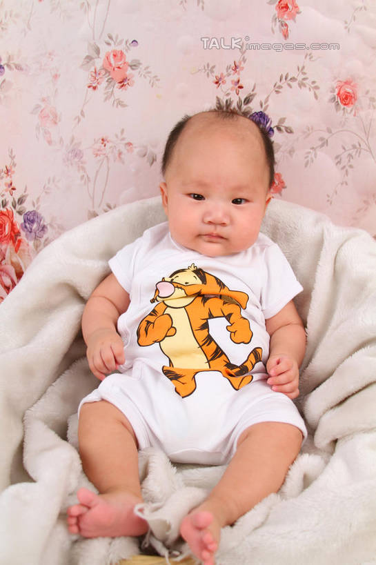 东方人,婴儿,儿童,一个人,坐,竖图,室内,白天,背景,正面,婴儿服装,纯洁,沙发,纺织品,亚洲,仅一个人,服装,装饰,毛毯,毯子,注视,黄种人,纺织,小孩,衣服,垫子,观察,看,温暖,可爱,摄影,服饰,活泼,影棚,观看,华丽,修饰,点缀,察看,衣着,穿着,关注,宝宝,布艺沙发,纯真,烂漫,无邪,衬托,美观,雅致,雅观,衣饰,伶俐,天真,亚洲人,孩子,坐着,布景,彩图,全身,影棚拍摄,婴儿服,拍摄,shsc1