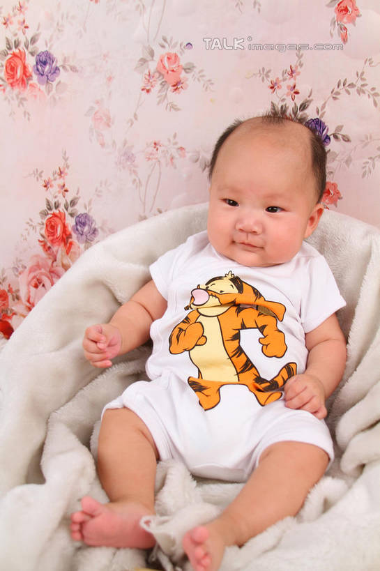 东方人,婴儿,儿童,一个人,坐,竖图,室内,白天,背景,正面,婴儿服装,纯洁,沙发,纺织品,亚洲,仅一个人,服装,装饰,毛毯,毯子,注视,黄种人,纺织,小孩,衣服,垫子,观察,看,温暖,可爱,摄影,服饰,活泼,影棚,观看,华丽,修饰,点缀,察看,衣着,穿着,关注,宝宝,布艺沙发,纯真,烂漫,无邪,衬托,美观,雅致,雅观,衣饰,伶俐,天真,亚洲人,孩子,坐着,布景,彩图,全身,影棚拍摄,婴儿服,拍摄,shsc1