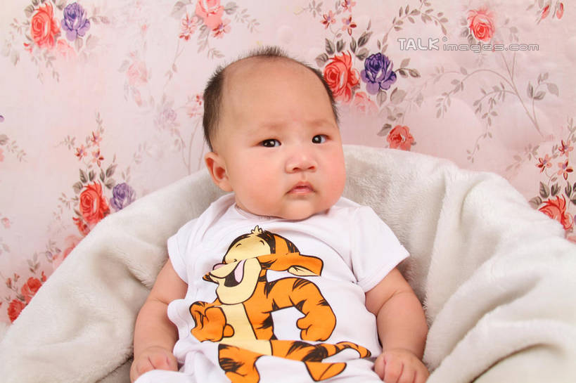 东方人,婴儿,儿童,一个人,坐,横图,室内,白天,背景,正面,婴儿服装,纯洁,沙发,纺织品,亚洲,仅一个人,服装,装饰,毛毯,毯子,注视,黄种人,纺织,小孩,衣服,垫子,观察,看,温暖,可爱,摄影,服饰,活泼,影棚,观看,华丽,修饰,点缀,察看,衣着,穿着,关注,宝宝,布艺沙发,纯真,烂漫,无邪,衬托,美观,雅致,雅观,衣饰,伶俐,天真,亚洲人,孩子,坐着,半身,布景,彩图,影棚拍摄,婴儿服,拍摄,shsc1