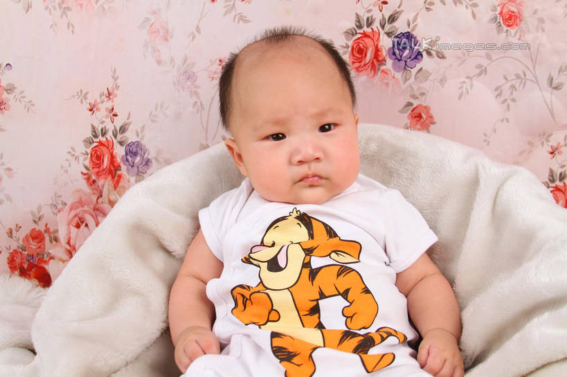 东方人,婴儿,儿童,一个人,坐,横图,室内,白天,背景,正面,婴儿服装,纯洁,沙发,纺织品,亚洲,仅一个人,服装,装饰,毛毯,毯子,注视,黄种人,纺织,小孩,衣服,垫子,观察,看,温暖,可爱,摄影,服饰,活泼,影棚,观看,华丽,修饰,点缀,察看,衣着,穿着,关注,宝宝,布艺沙发,纯真,烂漫,无邪,衬托,美观,雅致,雅观,衣饰,伶俐,天真,亚洲人,孩子,坐着,半身,布景,彩图,影棚拍摄,婴儿服,拍摄,shsc1