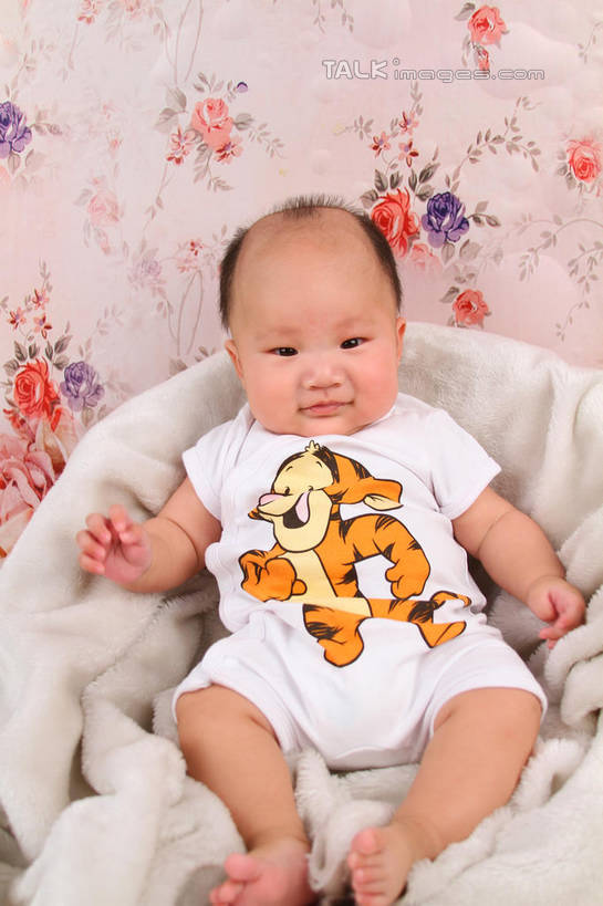 东方人,婴儿,儿童,一个人,坐,竖图,室内,白天,背景,正面,婴儿服装,纯洁,沙发,纺织品,亚洲,仅一个人,服装,装饰,毛毯,毯子,注视,黄种人,纺织,小孩,衣服,垫子,观察,看,温暖,可爱,摄影,服饰,活泼,影棚,观看,华丽,修饰,点缀,察看,衣着,穿着,关注,宝宝,布艺沙发,纯真,烂漫,无邪,衬托,美观,雅致,雅观,衣饰,伶俐,天真,亚洲人,孩子,坐着,布景,彩图,全身,影棚拍摄,婴儿服,拍摄,shsc1