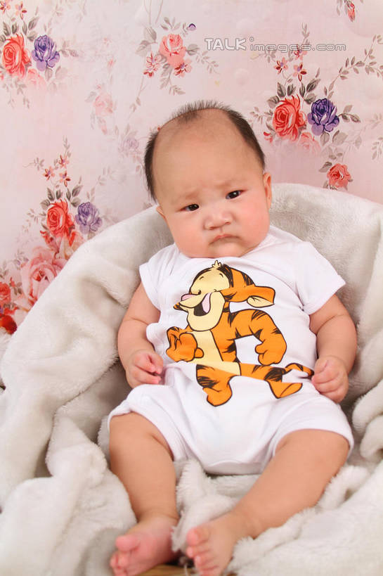 东方人,婴儿,儿童,一个人,坐,竖图,室内,白天,背景,正面,婴儿服装,纯洁,沙发,纺织品,亚洲,仅一个人,服装,装饰,毛毯,毯子,注视,黄种人,纺织,小孩,衣服,垫子,观察,看,温暖,可爱,摄影,服饰,活泼,影棚,观看,华丽,修饰,点缀,察看,衣着,穿着,关注,宝宝,布艺沙发,纯真,烂漫,无邪,衬托,美观,雅致,雅观,衣饰,伶俐,天真,亚洲人,孩子,坐着,布景,彩图,全身,影棚拍摄,婴儿服,拍摄,shsc1