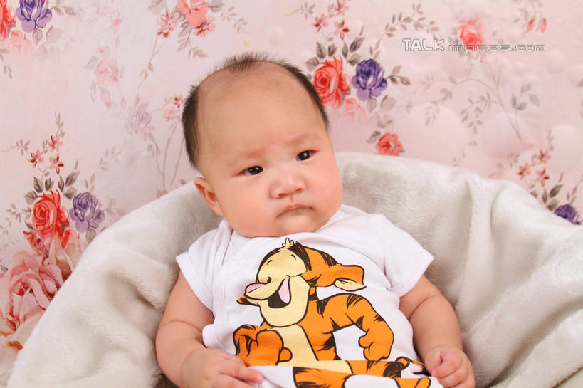 东方人,婴儿,儿童,一个人,坐,横图,室内,白天,背景,正面,婴儿服装,纯洁,沙发,纺织品,亚洲,仅一个人,服装,装饰,毛毯,毯子,注视,黄种人,纺织,小孩,衣服,垫子,观察,看,温暖,可爱,摄影,服饰,活泼,影棚,观看,华丽,修饰,点缀,察看,衣着,穿着,关注,宝宝,布艺沙发,纯真,烂漫,无邪,衬托,美观,雅致,雅观,衣饰,伶俐,天真,亚洲人,孩子,坐着,半身,布景,彩图,影棚拍摄,婴儿服,拍摄,shsc1