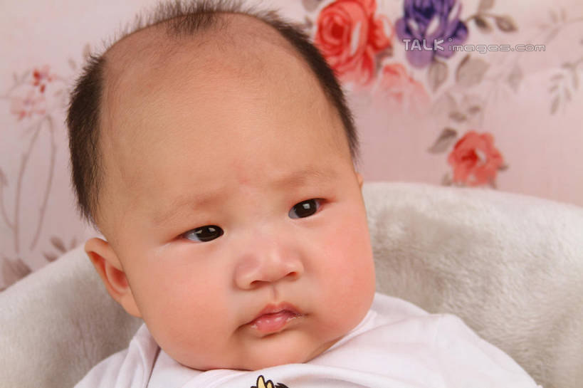 东方人,婴儿,儿童,脸,头,脸颊,一个人,坐,横图,室内,特写,白天,背景,正面,婴儿服装,纯洁,沙发,纺织品,亚洲,仅一个人,服装,装饰,毛毯,毯子,注视,黄种人,纺织,小孩,衣服,垫子,观察,看,温暖,可爱,摄影,服饰,活泼,影棚,观看,华丽,修饰,点缀,察看,衣着,穿着,关注,宝宝,布艺沙发,纯真,烂漫,无邪,衬托,美观,雅致,雅观,衣饰,伶俐,天真,亚洲人,孩子,头部,脸部,脸蛋,面部,坐着,半身,布景,彩图,影棚拍摄,婴儿服,拍摄,shsc1