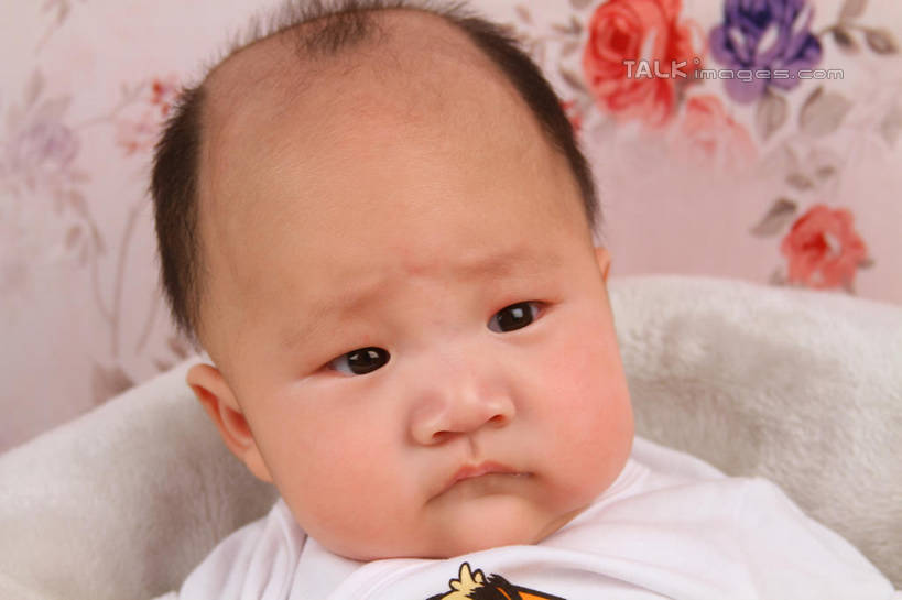 东方人,婴儿,儿童,脸,头,脸颊,一个人,坐,横图,室内,特写,白天,背景,正面,婴儿服装,纯洁,沙发,纺织品,亚洲,仅一个人,服装,装饰,毛毯,毯子,注视,黄种人,纺织,小孩,衣服,垫子,观察,看,温暖,可爱,摄影,服饰,活泼,影棚,观看,华丽,修饰,点缀,察看,衣着,穿着,关注,宝宝,布艺沙发,纯真,烂漫,无邪,衬托,美观,雅致,雅观,衣饰,伶俐,天真,亚洲人,孩子,头部,脸部,脸蛋,面部,坐着,半身,布景,彩图,影棚拍摄,婴儿服,拍摄,shsc1