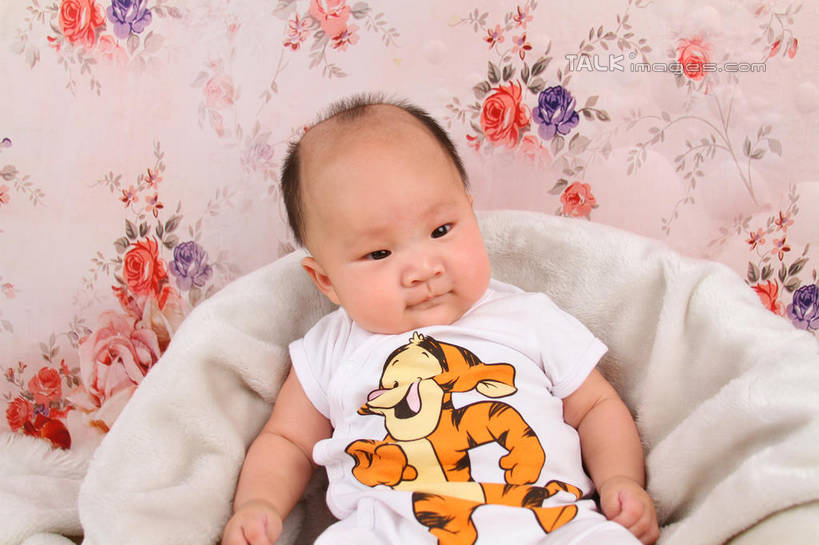 东方人,婴儿,儿童,一个人,坐,横图,室内,白天,背景,正面,婴儿服装,纯洁,沙发,纺织品,亚洲,仅一个人,服装,装饰,毛毯,毯子,注视,黄种人,纺织,小孩,衣服,垫子,观察,看,温暖,可爱,摄影,服饰,活泼,影棚,观看,华丽,修饰,点缀,察看,衣着,穿着,关注,宝宝,布艺沙发,纯真,烂漫,无邪,衬托,美观,雅致,雅观,衣饰,伶俐,天真,亚洲人,孩子,坐着,半身,布景,彩图,影棚拍摄,婴儿服,拍摄,shsc1