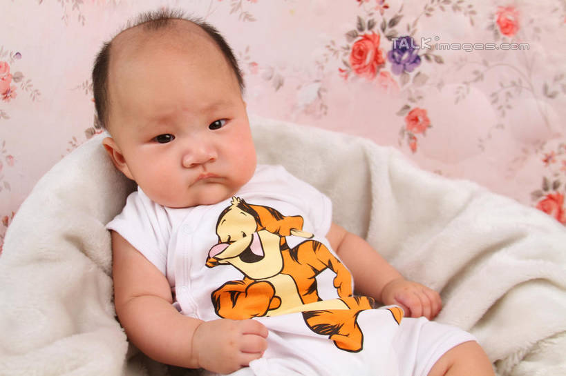 东方人,婴儿,儿童,一个人,坐,横图,室内,白天,背景,正面,婴儿服装,纯洁,沙发,纺织品,亚洲,仅一个人,服装,装饰,毛毯,毯子,注视,黄种人,纺织,小孩,衣服,垫子,观察,看,温暖,可爱,摄影,服饰,活泼,影棚,观看,华丽,修饰,点缀,察看,衣着,穿着,关注,宝宝,布艺沙发,纯真,烂漫,无邪,衬托,美观,雅致,雅观,衣饰,伶俐,天真,亚洲人,孩子,坐着,半身,布景,彩图,影棚拍摄,婴儿服,拍摄,shsc1