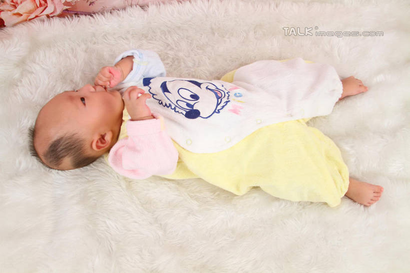 东方人,婴儿,儿童,一个人,躺,横图,俯视,室内,白天,背景,婴儿服装,纯洁,地毯,亚洲,仅一个人,咬,服装,装饰,编织,手工艺品,织物,注视,黄种人,小孩,衣服,工艺品,观察,看,可爱,摄影,服饰,活泼,影棚,观看,华丽,修饰,点缀,咬着,察看,衣着,穿着,关注,宝宝,纯真,烂漫,无邪,衬托,美观,雅致,雅观,衣饰,卧着,伶俐,天真,亚洲人,孩子,躺着,卧,布景,彩图,高角度拍摄,全身,影棚拍摄,婴儿服,拍摄,shsc1