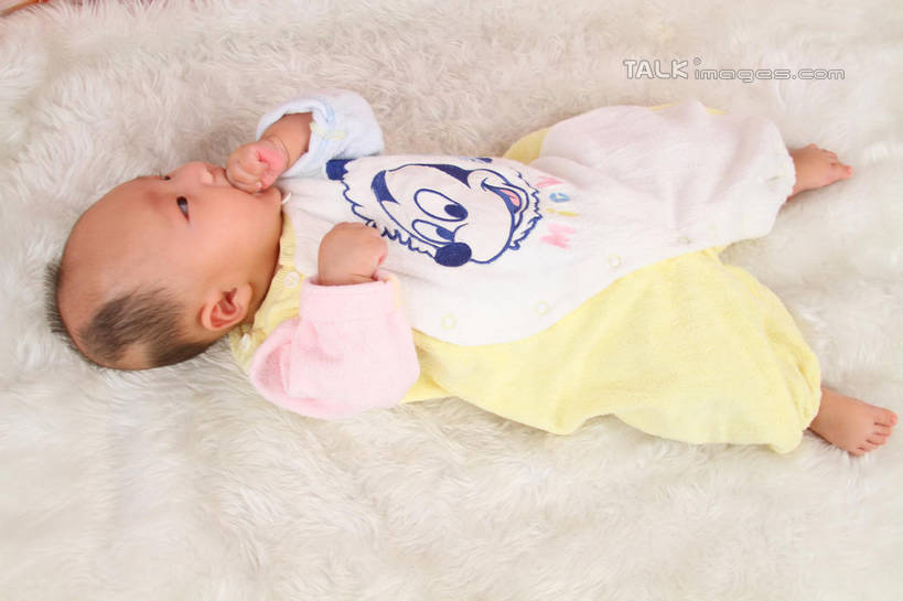 东方人,婴儿,儿童,一个人,躺,横图,俯视,室内,白天,背景,婴儿服装,纯洁,地毯,亚洲,仅一个人,咬,服装,装饰,编织,手工艺品,织物,注视,黄种人,小孩,衣服,工艺品,观察,看,可爱,摄影,服饰,活泼,影棚,观看,华丽,修饰,点缀,咬着,察看,衣着,穿着,关注,宝宝,纯真,烂漫,无邪,衬托,美观,雅致,雅观,衣饰,卧着,伶俐,天真,亚洲人,孩子,躺着,卧,布景,彩图,高角度拍摄,全身,影棚拍摄,婴儿服,拍摄,shsc1