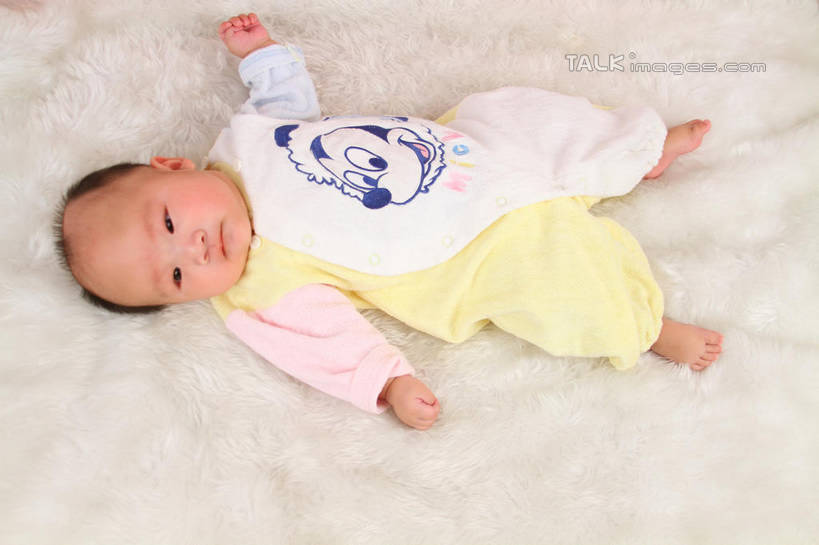 东方人,婴儿,儿童,一个人,躺,伸展双臂,横图,俯视,室内,白天,背景,婴儿服装,纯洁,地毯,亚洲,仅一个人,服装,装饰,编织,手工艺品,织物,注视,黄种人,小孩,衣服,工艺品,观察,看,可爱,摄影,服饰,活泼,影棚,观看,华丽,修饰,点缀,察看,衣着,穿着,关注,宝宝,纯真,烂漫,无邪,衬托,美观,雅致,雅观,衣饰,卧着,伶俐,天真,亚洲人,孩子,敞开双臂,伸开双臂,躺着,卧,展开双肩,张开手臂,张开双臂,布景,彩图,高角度拍摄,全身,影棚拍摄,婴儿服,拍摄,shsc1