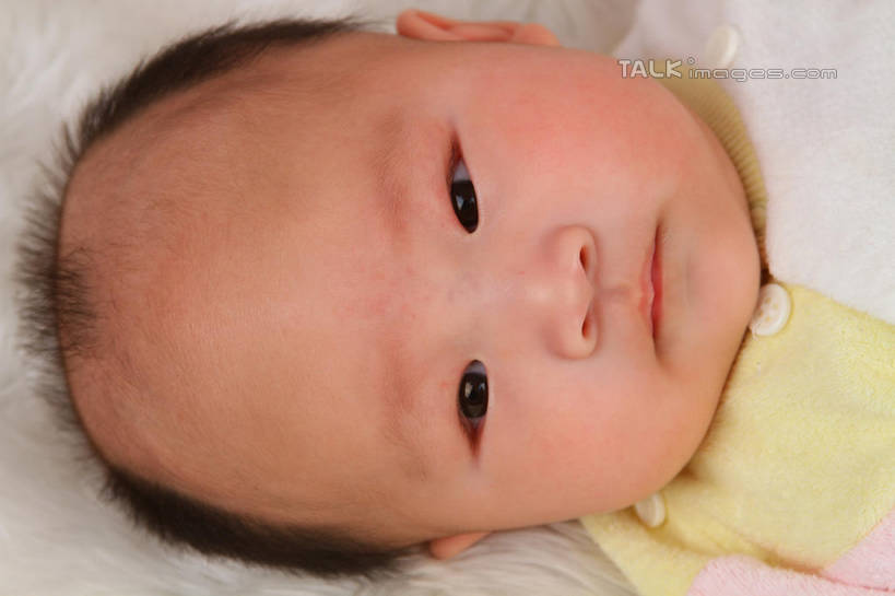 东方人,婴儿,儿童,脸,头,脸颊,一个人,躺,横图,俯视,室内,特写,白天,背景,婴儿服装,纯洁,地毯,亚洲,仅一个人,服装,装饰,编织,手工艺品,织物,注视,黄种人,小孩,衣服,工艺品,观察,看,可爱,摄影,服饰,活泼,影棚,观看,华丽,修饰,点缀,察看,衣着,穿着,关注,宝宝,纯真,烂漫,无邪,衬托,美观,雅致,雅观,衣饰,卧着,伶俐,天真,亚洲人,孩子,头部,脸部,脸蛋,面部,躺着,卧,半身,布景,彩图,高角度拍摄,影棚拍摄,婴儿服,拍摄,shsc1