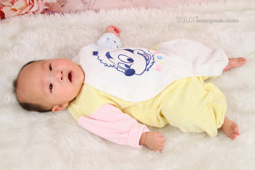 东方人,婴儿,儿童,一个人,躺,伸展双臂,横图,俯视,室内,白天,背景,婴儿服装,纯洁,地毯,亚洲,仅一个人,服装,装饰,编织,手工艺品,织物,注视,黄种人,小孩,衣服,工艺品,观察,看,可爱,摄影,服饰,活泼,影棚,观看,华丽,修饰,点缀,察看,衣着,穿着,关注,宝宝,纯真,烂漫,无邪,衬托,美观,雅致,雅观,衣饰,卧着,伶俐,天真,亚洲人,孩子,敞开双臂,伸开双臂,躺着,卧,展开双肩,张开手臂,张开双臂,布景,彩图,高角度拍摄,全身,影棚拍摄,婴儿服,拍摄,shsc1