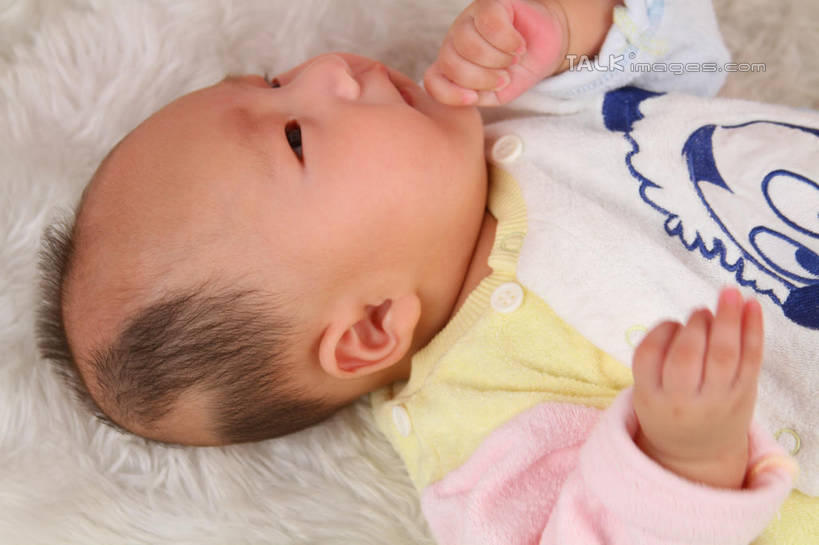 东方人,婴儿,儿童,一个人,躺,横图,俯视,室内,白天,背景,婴儿服装,纯洁,地毯,亚洲,仅一个人,咬,服装,装饰,编织,手工艺品,织物,扭头,注视,黄种人,小孩,衣服,工艺品,观察,看,转头,可爱,摄影,服饰,活泼,影棚,观看,华丽,修饰,点缀,咬着,察看,衣着,穿着,关注,宝宝,纯真,烂漫,无邪,衬托,美观,雅致,雅观,衣饰,卧着,伶俐,天真,亚洲人,孩子,躺着,卧,半身,布景,彩图,高角度拍摄,影棚拍摄,婴儿服,拍摄,shsc1