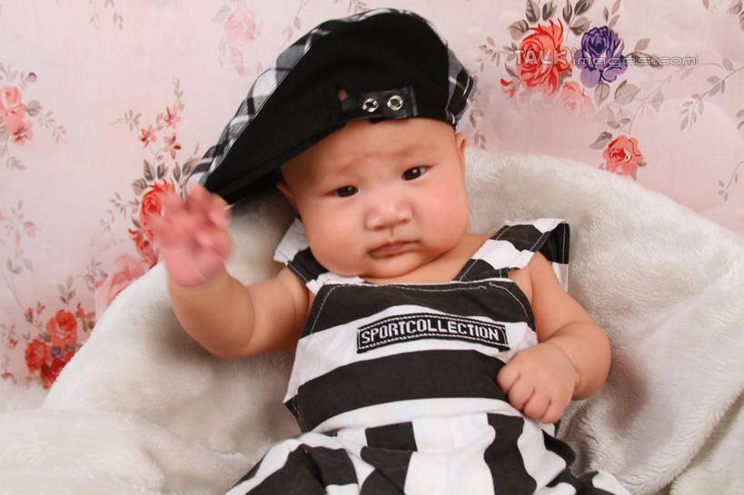 东方人,婴儿,儿童,一个人,坐,举,横图,室内,白天,背景,正面,婴儿服装,纯洁,沙发,帽子,纺织品,亚洲,仅一个人,服装,装饰,毛毯,毯子,注视,黄种人,运动帽,纺织,小孩,衣服,垫子,观察,看,托,温暖,鸭舌帽,可爱,摄影,服饰,活泼,影棚,观看,华丽,修饰,点缀,察看,衣着,穿着,关注,宝宝,布艺沙发,纯真,烂漫,无邪,衬托,美观,雅致,雅观,衣饰,伶俐,天真,亚洲人,孩子,举起,举手,举着,向上举,向上伸,向上托,坐着,半身,布景,彩图,影棚拍摄,婴儿服,拍摄,shsc1