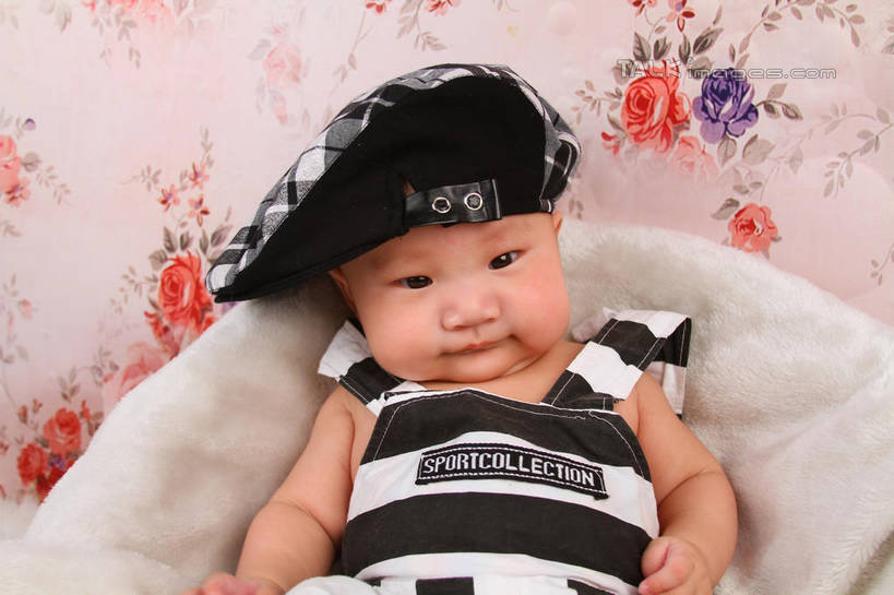 东方人,婴儿,儿童,一个人,坐,横图,室内,白天,背景,正面,婴儿服装,纯洁,沙发,帽子,纺织品,亚洲,仅一个人,服装,装饰,毛毯,毯子,注视,黄种人,运动帽,纺织,小孩,衣服,垫子,观察,看,温暖,鸭舌帽,可爱,摄影,服饰,活泼,影棚,观看,华丽,修饰,点缀,察看,衣着,穿着,关注,宝宝,布艺沙发,纯真,烂漫,无邪,衬托,美观,雅致,雅观,衣饰,伶俐,天真,亚洲人,孩子,坐着,半身,布景,彩图,影棚拍摄,婴儿服,拍摄,shsc1