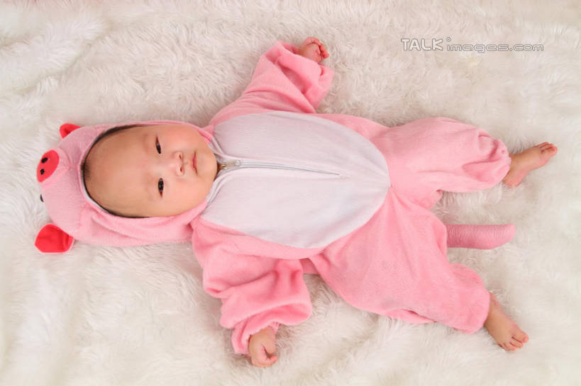 东方人,婴儿,儿童,一个人,躺,伸展双臂,横图,俯视,室内,白天,背景,纯洁,地毯,猪,帽子,亚洲,仅一个人,服装,装饰,编织,手工艺品,织物,注视,黄种人,小孩,衣服,粉色,工艺品,观察,看,可爱,摄影,服饰,活泼,影棚,观看,华丽,修饰,点缀,察看,衣着,穿着,关注,宝宝,表演服,演出服,纯真,烂漫,无邪,衬托,美观,雅致,雅观,衣饰,道具服,卧着,伶俐,天真,亚洲人,孩子,敞开双臂,伸开双臂,躺着,卧,展开双肩,张开手臂,张开双臂,布景,彩图,高角度拍摄,全身,影棚拍摄,拍摄,shsc1