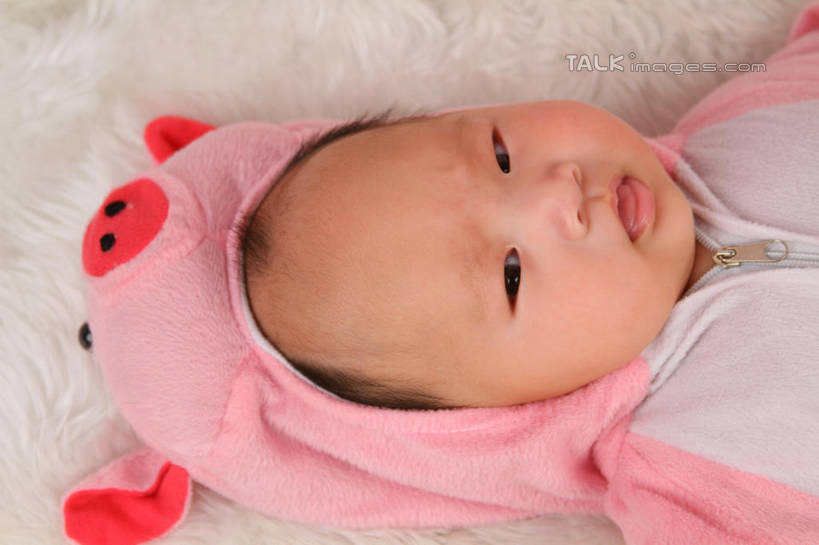 东方人,婴儿,儿童,脸,头,脸颊,一个人,躺,横图,俯视,室内,特写,白天,背景,纯洁,地毯,猪,帽子,亚洲,仅一个人,服装,装饰,编织,手工艺品,织物,注视,黄种人,小孩,衣服,粉色,工艺品,观察,看,可爱,摄影,服饰,活泼,影棚,观看,华丽,修饰,点缀,察看,衣着,穿着,关注,宝宝,表演服,演出服,纯真,烂漫,无邪,衬托,美观,雅致,雅观,衣饰,道具服,卧着,伶俐,天真,亚洲人,孩子,头部,脸部,脸蛋,面部,躺着,卧,半身,布景,彩图,高角度拍摄,影棚拍摄,拍摄,shsc1