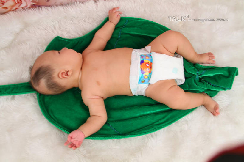 东方人,婴儿,儿童,一个人,躺,伸展双臂,横图,俯视,室内,白天,背景,纯洁,地毯,叶子,亚洲,仅一个人,装饰,编织,手工艺品,绿叶,织物,注视,黄种人,裸露,尿布,纸尿裤,尿不湿,小孩,工艺品,观察,看,嫩叶,可爱,摄影,活泼,影棚,观看,华丽,修饰,点缀,察看,纸尿布,关注,宝宝,裸,纯真,烂漫,无邪,纸尿片,衬托,美观,雅致,雅观,卧着,伶俐,天真,亚洲人,孩子,叶,叶片,敞开双臂,伸开双臂,躺着,卧,展开双肩,张开手臂,张开双臂,布景,彩图,高角度拍摄,全身,影棚拍摄,拍摄,shsc1