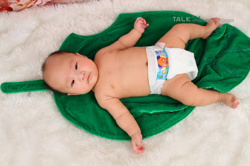 东方人,婴儿,儿童,一个人,躺,伸展双臂,横图,俯视,室内,白天,背景,纯洁,地毯,叶子,亚洲,仅一个人,装饰,编织,手工艺品,绿叶,织物,注视,黄种人,裸露,尿布,纸尿裤,尿不湿,小孩,工艺品,观察,看,嫩叶,可爱,摄影,活泼,影棚,观看,华丽,修饰,点缀,察看,纸尿布,关注,宝宝,裸,纯真,烂漫,无邪,纸尿片,衬托,美观,雅致,雅观,卧着,伶俐,天真,亚洲人,孩子,叶,叶片,敞开双臂,伸开双臂,躺着,卧,展开双肩,张开手臂,张开双臂,布景,彩图,高角度拍摄,全身,影棚拍摄,拍摄,shsc1