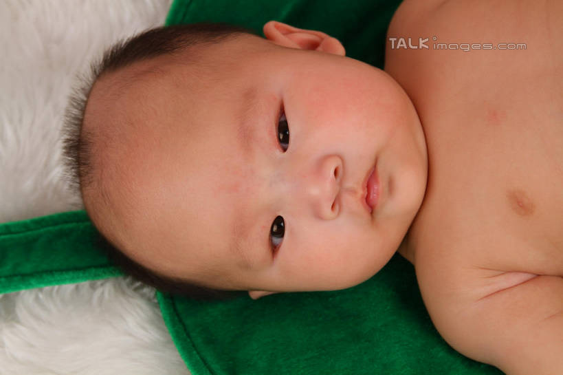 东方人,婴儿,儿童,脸,头,脸颊,一个人,躺,横图,俯视,室内,特写,白天,背景,纯洁,地毯,叶子,亚洲,仅一个人,装饰,编织,手工艺品,绿叶,织物,注视,黄种人,裸露,小孩,工艺品,观察,看,嫩叶,可爱,摄影,活泼,影棚,观看,华丽,修饰,点缀,察看,关注,宝宝,裸,纯真,烂漫,无邪,衬托,美观,雅致,雅观,卧着,伶俐,天真,亚洲人,孩子,头部,脸部,脸蛋,面部,叶,叶片,躺着,卧,半身,布景,彩图,高角度拍摄,影棚拍摄,拍摄,shsc1