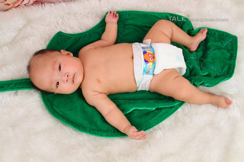 东方人,婴儿,儿童,一个人,躺,伸展双臂,横图,俯视,室内,白天,背景,纯洁,地毯,叶子,亚洲,仅一个人,装饰,编织,手工艺品,绿叶,织物,注视,黄种人,裸露,尿布,纸尿裤,尿不湿,小孩,工艺品,观察,看,嫩叶,可爱,摄影,活泼,影棚,观看,华丽,修饰,点缀,察看,纸尿布,关注,宝宝,裸,纯真,烂漫,无邪,纸尿片,衬托,美观,雅致,雅观,卧着,伶俐,天真,亚洲人,孩子,叶,叶片,敞开双臂,伸开双臂,躺着,卧,展开双肩,张开手臂,张开双臂,布景,彩图,高角度拍摄,全身,影棚拍摄,拍摄,shsc1