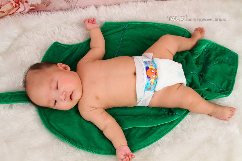 东方人,婴儿,儿童,一个人,躺,伸展双臂,横图,俯视,室内,白天,背景,纯洁,地毯,叶子,亚洲,仅一个人,装饰,编织,手工艺品,绿叶,织物,注视,黄种人,裸露,尿布,纸尿裤,尿不湿,小孩,工艺品,观察,看,嫩叶,可爱,摄影,活泼,影棚,观看,华丽,修饰,点缀,察看,纸尿布,关注,宝宝,裸,纯真,烂漫,无邪,纸尿片,衬托,美观,雅致,雅观,卧着,伶俐,天真,亚洲人,孩子,叶,叶片,敞开双臂,伸开双臂,躺着,卧,展开双肩,张开手臂,张开双臂,布景,彩图,高角度拍摄,全身,影棚拍摄,拍摄,shsc1