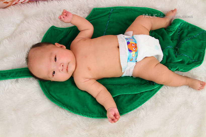 东方人,婴儿,儿童,一个人,躺,伸展双臂,横图,俯视,室内,白天,背景,纯洁,地毯,叶子,亚洲,仅一个人,装饰,编织,手工艺品,绿叶,织物,注视,黄种人,裸露,尿布,纸尿裤,尿不湿,小孩,工艺品,观察,看,嫩叶,可爱,摄影,活泼,影棚,观看,华丽,修饰,点缀,察看,纸尿布,关注,宝宝,裸,纯真,烂漫,无邪,纸尿片,衬托,美观,雅致,雅观,卧着,伶俐,天真,亚洲人,孩子,叶,叶片,敞开双臂,伸开双臂,躺着,卧,展开双肩,张开手臂,张开双臂,布景,彩图,高角度拍摄,全身,影棚拍摄,拍摄,shsc1