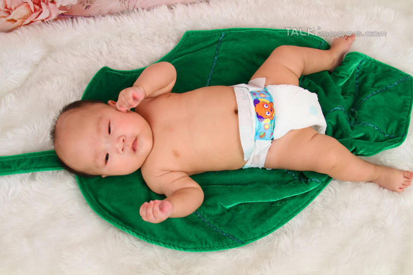 东方人,婴儿,儿童,一个人,躺,横图,俯视,室内,白天,背景,纯洁,地毯,叶子,亚洲,仅一个人,装饰,编织,手工艺品,绿叶,织物,注视,黄种人,裸露,尿布,纸尿裤,尿不湿,小孩,工艺品,观察,看,嫩叶,可爱,摄影,活泼,影棚,观看,华丽,修饰,点缀,察看,纸尿布,关注,宝宝,裸,纯真,烂漫,无邪,纸尿片,衬托,美观,雅致,雅观,卧着,伶俐,天真,亚洲人,孩子,叶,叶片,躺着,卧,布景,彩图,高角度拍摄,全身,影棚拍摄,拍摄,shsc1