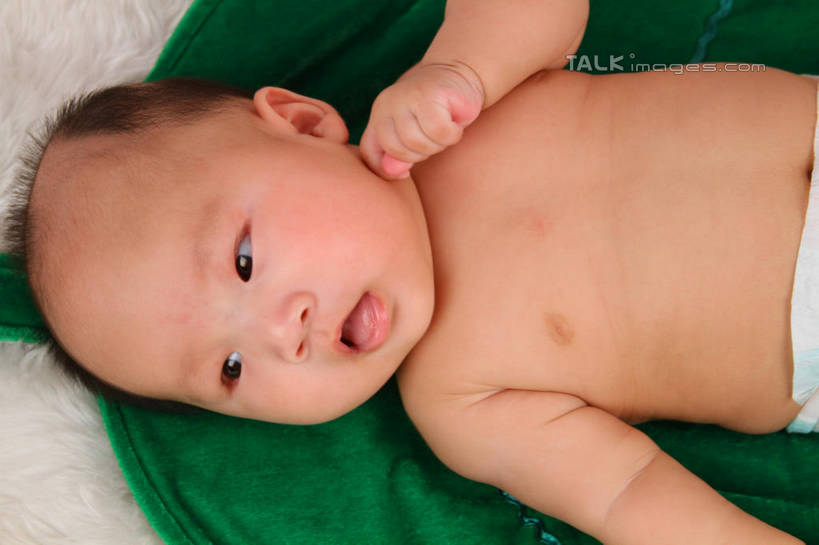 东方人,婴儿,儿童,一个人,躺,横图,俯视,室内,白天,背景,纯洁,地毯,叶子,亚洲,仅一个人,装饰,编织,手工艺品,绿叶,织物,扭头,注视,黄种人,裸露,尿布,纸尿裤,尿不湿,小孩,工艺品,观察,看,张嘴,转头,嫩叶,可爱,摄影,活泼,影棚,观看,华丽,修饰,点缀,察看,纸尿布,关注,宝宝,裸,张大嘴巴,纯真,烂漫,无邪,纸尿片,衬托,美观,雅致,雅观,卧着,伶俐,天真,亚洲人,孩子,叶,叶片,张开嘴,躺着,卧,半身,布景,彩图,高角度拍摄,影棚拍摄,拍摄,shsc1