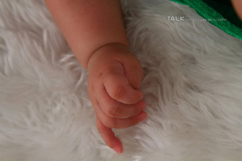 东方人,婴儿,儿童,手,一个人,横图,俯视,室内,特写,白天,背景,纯洁,地毯,亚洲,仅一个人,装饰,编织,手工艺品,织物,黄种人,小孩,工艺品,手部,可爱,摄影,活泼,影棚,单手,华丽,修饰,点缀,宝宝,纯真,烂漫,无邪,衬托,美观,雅致,雅观,伶俐,天真,亚洲人,孩子,半身,布景,彩图,高角度拍摄,影棚拍摄,拍摄,shsc1