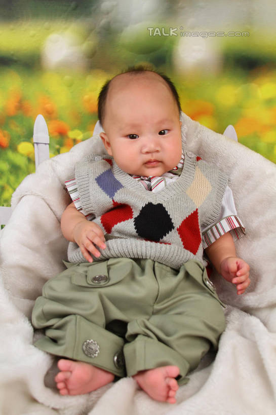 东方人,婴儿,儿童,一个人,坐,竖图,室内,白天,背景,正面,婴儿服装,纯洁,沙发,纺织品,亚洲,仅一个人,服装,朦胧,模糊,装饰,毛毯,毯子,注视,黄种人,纺织,小孩,衣服,垫子,观察,看,温暖,可爱,摄影,服饰,活泼,影棚,观看,华丽,修饰,点缀,察看,衣着,穿着,关注,宝宝,布艺沙发,纯真,烂漫,无邪,衬托,美观,雅致,雅观,衣饰,伶俐,天真,亚洲人,孩子,坐着,布景,彩图,全身,影棚拍摄,婴儿服,拍摄,shsc1