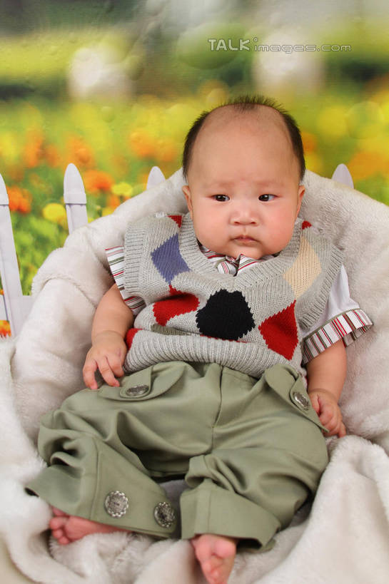 东方人,婴儿,儿童,一个人,坐,竖图,室内,白天,背景,正面,婴儿服装,纯洁,沙发,纺织品,亚洲,仅一个人,服装,朦胧,模糊,装饰,毛毯,毯子,注视,黄种人,纺织,小孩,衣服,垫子,观察,看,温暖,可爱,摄影,服饰,活泼,影棚,观看,华丽,修饰,点缀,察看,衣着,穿着,关注,宝宝,布艺沙发,纯真,烂漫,无邪,衬托,美观,雅致,雅观,衣饰,伶俐,天真,亚洲人,孩子,坐着,布景,彩图,全身,影棚拍摄,婴儿服,拍摄,shsc1