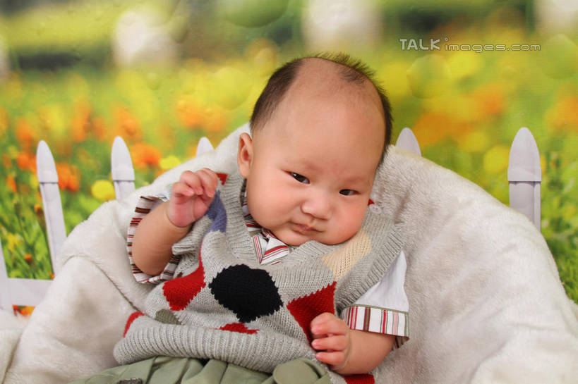 东方人,婴儿,儿童,一个人,坐,横图,室内,白天,背景,正面,婴儿服装,纯洁,沙发,纺织品,亚洲,仅一个人,服装,朦胧,模糊,装饰,毛毯,毯子,注视,黄种人,纺织,小孩,衣服,垫子,观察,看,温暖,可爱,摄影,服饰,活泼,影棚,观看,华丽,修饰,点缀,察看,衣着,穿着,关注,宝宝,布艺沙发,纯真,烂漫,无邪,衬托,美观,雅致,雅观,衣饰,伶俐,天真,亚洲人,孩子,坐着,半身,布景,彩图,影棚拍摄,婴儿服,拍摄,shsc1