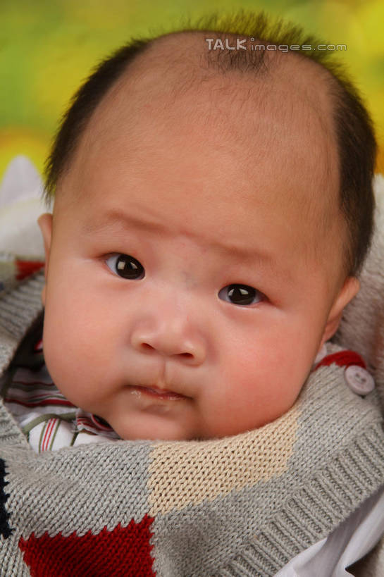 东方人,婴儿,儿童,脸,头,脸颊,一个人,坐,竖图,室内,特写,白天,背景,正面,婴儿服装,纯洁,沙发,纺织品,亚洲,仅一个人,服装,朦胧,模糊,装饰,毛毯,毯子,注视,黄种人,纺织,小孩,衣服,垫子,观察,看,温暖,可爱,摄影,服饰,活泼,影棚,观看,华丽,修饰,点缀,察看,衣着,穿着,关注,宝宝,布艺沙发,纯真,烂漫,无邪,衬托,美观,雅致,雅观,衣饰,伶俐,天真,亚洲人,孩子,头部,脸部,脸蛋,面部,坐着,半身,布景,彩图,影棚拍摄,婴儿服,拍摄,shsc1