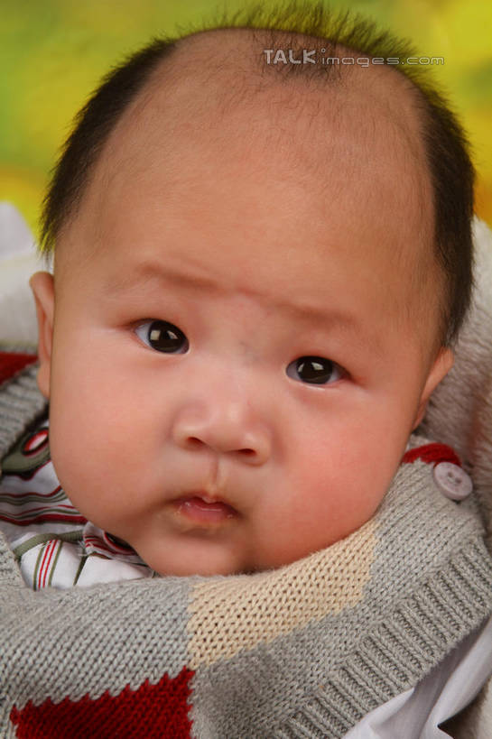 东方人,婴儿,儿童,脸,头,脸颊,一个人,坐,竖图,室内,特写,白天,背景,正面,婴儿服装,纯洁,沙发,纺织品,亚洲,仅一个人,服装,朦胧,模糊,装饰,毛毯,毯子,注视,黄种人,纺织,小孩,衣服,垫子,观察,看,温暖,可爱,摄影,服饰,活泼,影棚,观看,华丽,修饰,点缀,察看,衣着,穿着,关注,宝宝,布艺沙发,纯真,烂漫,无邪,衬托,美观,雅致,雅观,衣饰,伶俐,天真,亚洲人,孩子,头部,脸部,脸蛋,面部,坐着,半身,布景,彩图,影棚拍摄,婴儿服,拍摄,shsc1