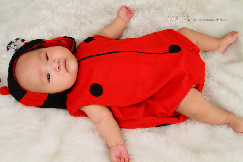 东方人,婴儿,儿童,一个人,躺,伸展双臂,横图,俯视,室内,白天,背景,纯洁,地毯,瓢虫,帽子,亚洲,仅一个人,服装,装饰,编织,手工艺品,织物,注视,黄种人,小孩,衣服,红色,工艺品,观察,看,可爱,摄影,服饰,活泼,影棚,观看,华丽,修饰,点缀,察看,衣着,穿着,关注,宝宝,表演服,演出服,纯真,烂漫,无邪,衬托,美观,雅致,雅观,衣饰,道具服,卧着,伶俐,天真,亚洲人,孩子,敞开双臂,伸开双臂,躺着,卧,展开双肩,张开手臂,张开双臂,布景,彩图,高角度拍摄,全身,影棚拍摄,拍摄,shsc1