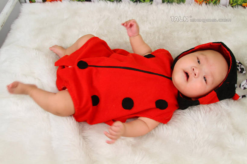 东方人,婴儿,儿童,一个人,躺,伸展双臂,横图,俯视,室内,白天,背景,纯洁,地毯,瓢虫,帽子,亚洲,仅一个人,服装,装饰,编织,手工艺品,织物,注视,黄种人,小孩,衣服,红色,工艺品,观察,看,可爱,摄影,服饰,活泼,影棚,观看,华丽,修饰,点缀,察看,衣着,穿着,关注,宝宝,表演服,演出服,纯真,烂漫,无邪,衬托,美观,雅致,雅观,衣饰,道具服,卧着,伶俐,天真,亚洲人,孩子,敞开双臂,伸开双臂,躺着,卧,展开双肩,张开手臂,张开双臂,布景,彩图,高角度拍摄,全身,影棚拍摄,拍摄,shsc1