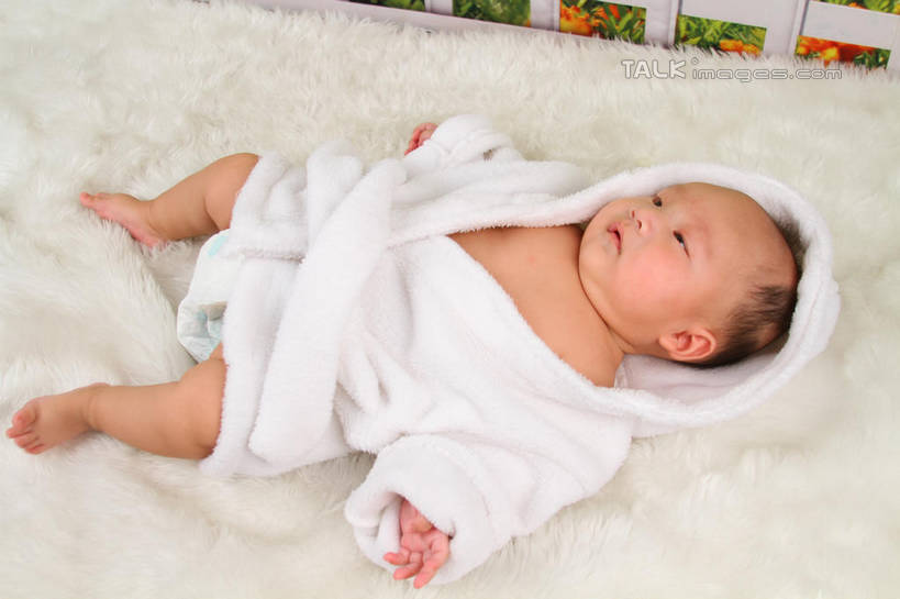 东方人,婴儿,儿童,一个人,躺,伸展双臂,横图,俯视,室内,白天,背景,浴袍,纯洁,地毯,帽子,亚洲,仅一个人,装饰,编织,手工艺品,织物,注视,黄种人,小孩,白色,工艺品,观察,看,可爱,摄影,活泼,影棚,观看,华丽,修饰,点缀,察看,关注,宝宝,纯真,烂漫,无邪,衬托,美观,雅致,雅观,卧着,伶俐,天真,亚洲人,孩子,敞开双臂,伸开双臂,躺着,卧,展开双肩,张开手臂,张开双臂,布景,彩图,高角度拍摄,全身,影棚拍摄,汤帷子,浴衣,拍摄,shsc1