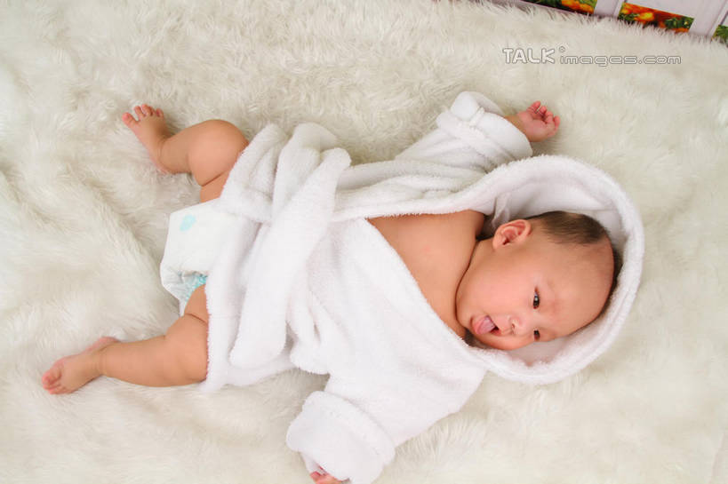 东方人,婴儿,儿童,一个人,躺,伸展双臂,横图,俯视,室内,白天,背景,浴袍,纯洁,地毯,帽子,亚洲,仅一个人,装饰,编织,手工艺品,织物,注视,黄种人,小孩,白色,工艺品,观察,看,可爱,摄影,活泼,影棚,观看,华丽,修饰,点缀,察看,关注,宝宝,纯真,烂漫,无邪,衬托,美观,雅致,雅观,卧着,伶俐,天真,亚洲人,孩子,敞开双臂,伸开双臂,躺着,卧,展开双肩,张开手臂,张开双臂,布景,彩图,高角度拍摄,全身,影棚拍摄,汤帷子,浴衣,拍摄,shsc1