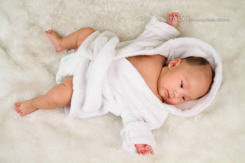 东方人,婴儿,儿童,一个人,躺,伸展双臂,横图,俯视,室内,白天,背景,浴袍,纯洁,地毯,帽子,亚洲,仅一个人,装饰,编织,手工艺品,织物,注视,黄种人,小孩,白色,工艺品,观察,看,可爱,摄影,活泼,影棚,观看,华丽,修饰,点缀,察看,关注,宝宝,纯真,烂漫,无邪,衬托,美观,雅致,雅观,卧着,伶俐,天真,亚洲人,孩子,敞开双臂,伸开双臂,躺着,卧,展开双肩,张开手臂,张开双臂,布景,彩图,高角度拍摄,全身,影棚拍摄,汤帷子,浴衣,拍摄,shsc1