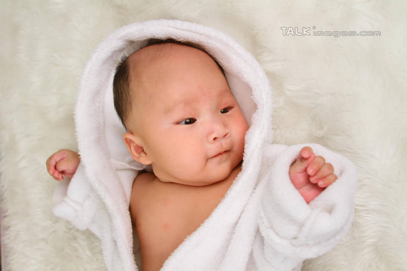 东方人,婴儿,儿童,一个人,躺,横图,俯视,室内,白天,背景,浴袍,纯洁,地毯,帽子,亚洲,仅一个人,装饰,编织,手工艺品,织物,注视,黄种人,小孩,白色,工艺品,观察,看,可爱,摄影,活泼,影棚,观看,华丽,修饰,点缀,察看,关注,宝宝,纯真,烂漫,无邪,衬托,美观,雅致,雅观,卧着,伶俐,天真,亚洲人,孩子,躺着,卧,半身,布景,彩图,高角度拍摄,影棚拍摄,汤帷子,浴衣,拍摄,shsc1