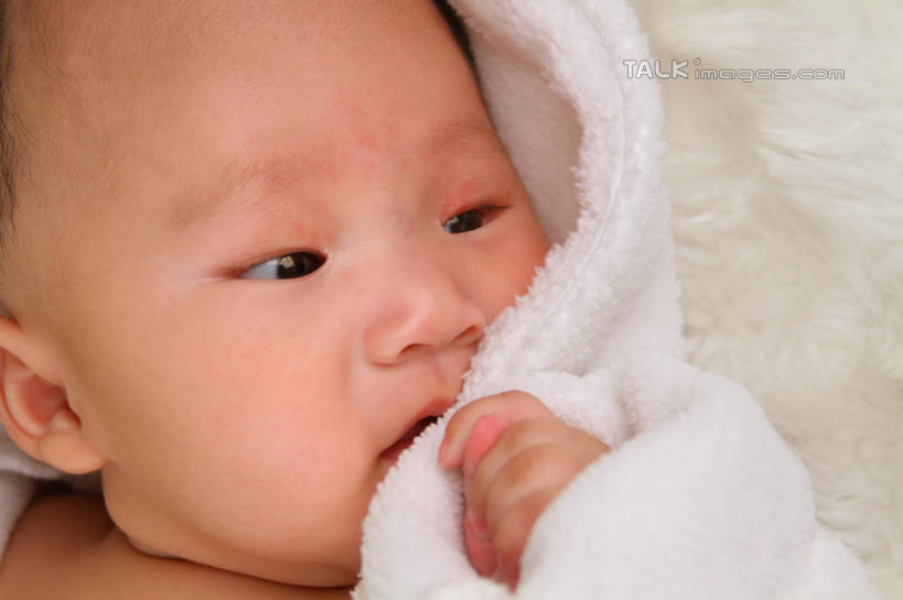 东方人,婴儿,儿童,脸,头,脸颊,手,一个人,躺,横图,俯视,室内,特写,白天,背景,浴袍,纯洁,地毯,帽子,亚洲,仅一个人,装饰,编织,手工艺品,织物,注视,黄种人,小孩,白色,工艺品,观察,看,手部,可爱,摄影,活泼,影棚,观看,单手,华丽,修饰,点缀,察看,关注,宝宝,纯真,烂漫,无邪,衬托,美观,雅致,雅观,卧着,伶俐,天真,亚洲人,孩子,头部,脸部,脸蛋,面部,躺着,卧,半身,布景,彩图,高角度拍摄,影棚拍摄,汤帷子,浴衣,拍摄,shsc1