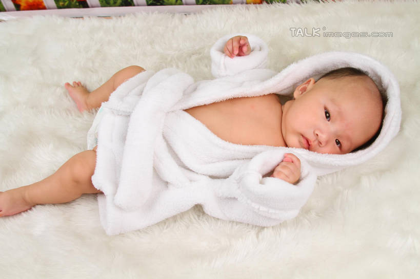 东方人,婴儿,儿童,一个人,躺,横图,俯视,室内,白天,背景,浴袍,纯洁,地毯,帽子,亚洲,仅一个人,装饰,编织,手工艺品,织物,注视,黄种人,小孩,白色,工艺品,观察,看,可爱,摄影,活泼,影棚,观看,华丽,修饰,点缀,察看,关注,宝宝,纯真,烂漫,无邪,衬托,美观,雅致,雅观,卧着,伶俐,天真,亚洲人,孩子,躺着,卧,布景,彩图,高角度拍摄,全身,影棚拍摄,汤帷子,浴衣,拍摄,shsc1